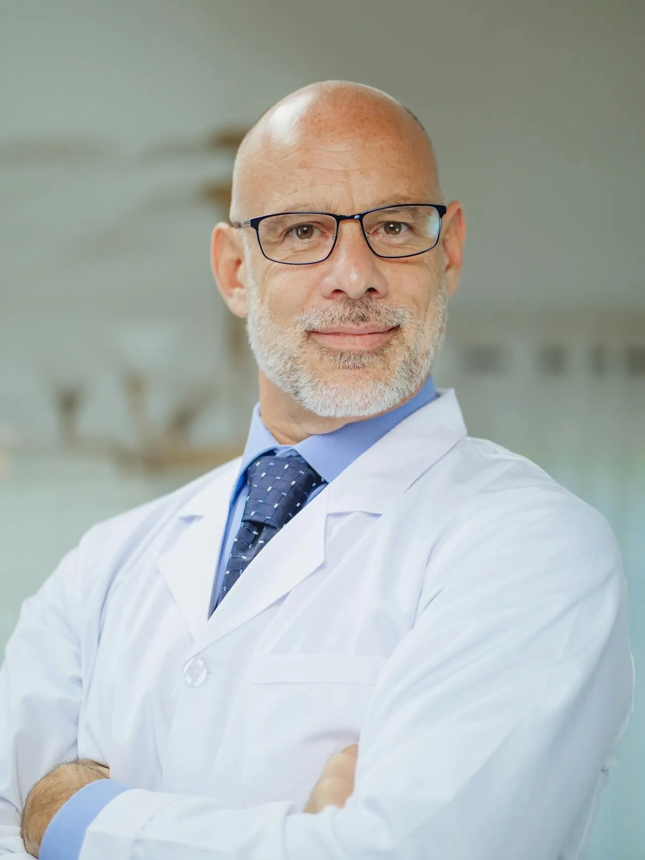 Profesional impartiendo taller sobre salud y bienestar ocular